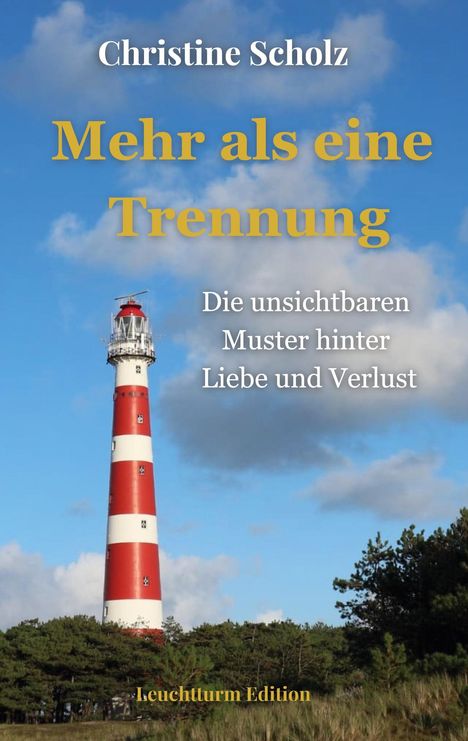 Text: "Mehr als eine Trennung", "Die unsichtbaren Muster hinter Liebe und Verlust", "Christine Scholz", "Leuchtturm Edition". Im Hintergrund ein rot-weiß gestreifter Leuchtturm vor blauem Himmel.