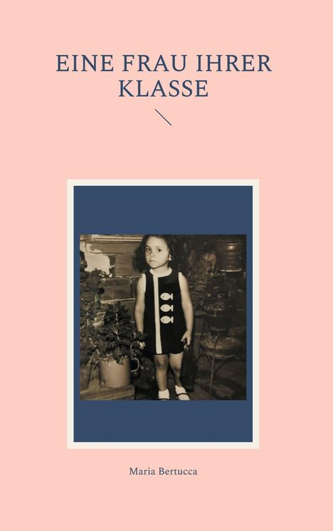 "EINE FRAU IHRER KLASSE" oben, "Maria Bertucca" unten. Schwarz-Weiß-Foto eines Mädchens in einem Kleid mit Fischmotiven.