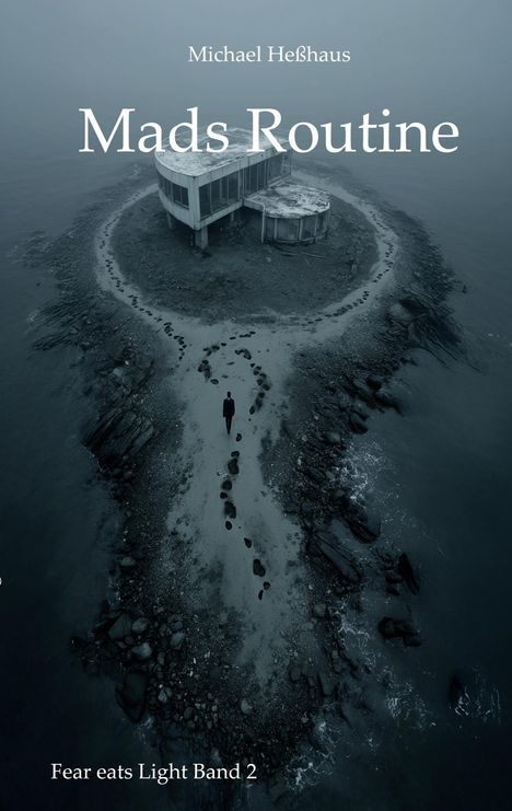 Titel: "Mads Routine", Autor: Michael Heßhaus. Ein alleinstehendes Gebäude auf felsiger Insel, von Nebel umhüllt.