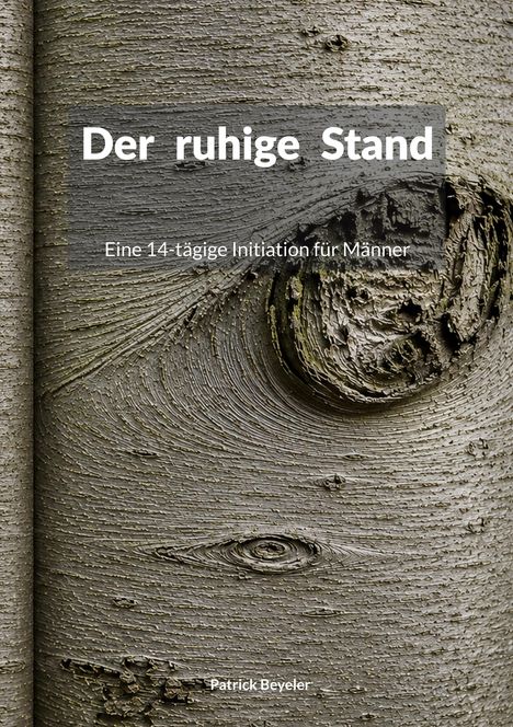„Der ruhige Stand“, darunter „Eine 14-tägige Initiation für Männer“. Hintergrund: Nahaufnahme einer Baumrinde.