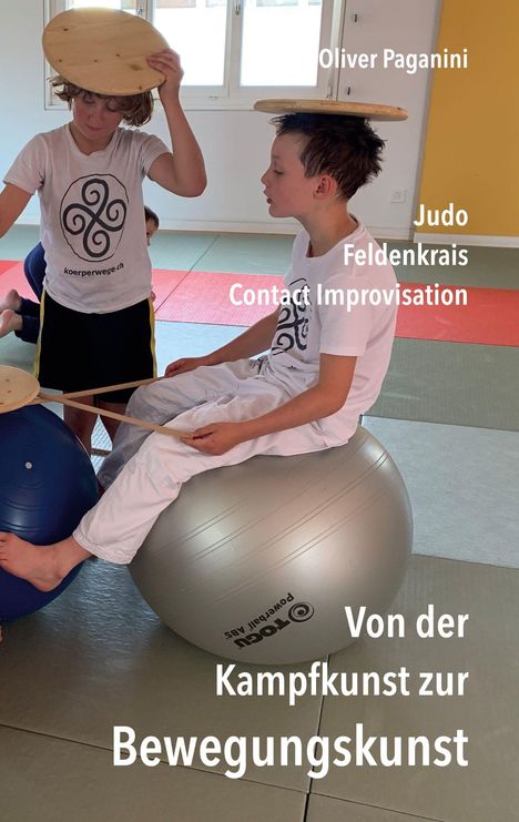 "Oliver Paganini Judo Feldenkrais Contact Improvisation. Von der Kampfkunst zur Bewegungskunst." Zwei Kinder balancieren auf Bällen.