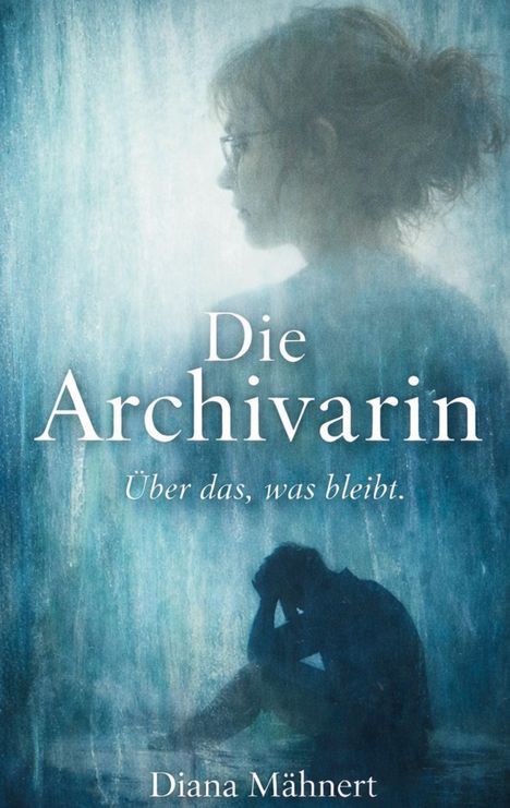 „Die Archivarin: Über das, was bleibt.“ von Diana Mähnert. Silhouette einer Frau, melancholische Atmosphäre.
