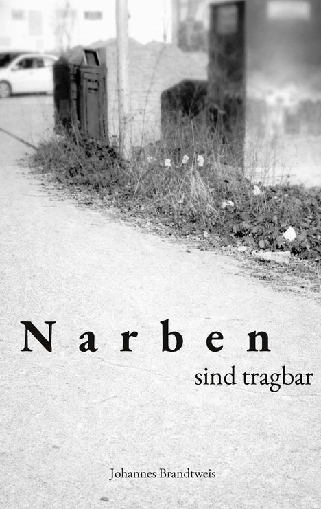 "Narben sind tragbar" steht in großer Schrift, darunter "Johannes Brandtweis". Im Hintergrund ein unscharfer Straßenszene.
