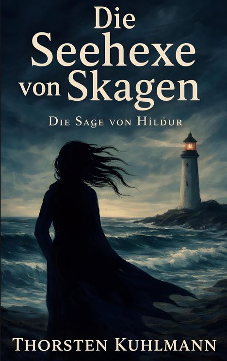 "Die Seehexe von Skagen: Die Sage von Hildur" von Thorsten Kuhlmann. Illustration: Frau am Meer, Leuchtturm im Hintergrund.