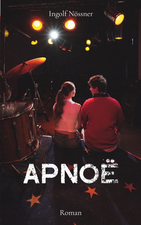 Titel: APNOË. Autor: Ingolf Nössner. Roman. Zwei Personen sitzen vor einer Bühne mit Scheinwerfern und einem Schlagzeug.