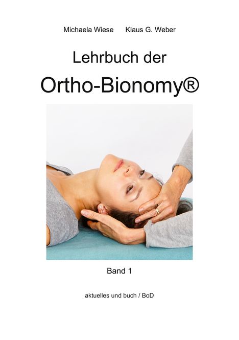 Lehrbuch der Ortho-Bionomy® Band 1. Eine Person liegt entspannt. Hände stützen ihren Kopf sanft.