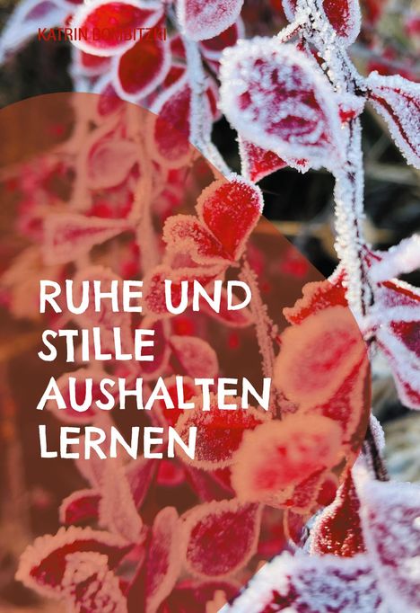 „RUHE UND STILLE AUSHALTEN LERNEN“ in großen, weißen Buchstaben. Gefrorene, rot-weiß bereifte Blätter im Hintergrund.