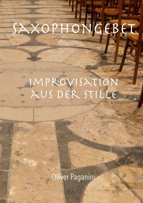"SAXOPHONGEBET", "IMPROVISATION AUS DER STILLE", "Oliver Paganini". Alte Steinbodenmuster, Stühle am Rand.