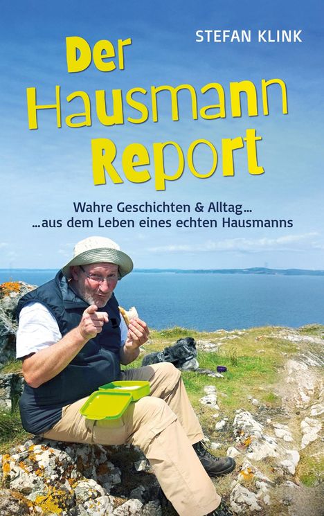"Der Hausmann Report" von Stefan Klink. Ein Mann im Freien mit Hut und Brotdose, sitzend auf Felsen vor Meerblick.