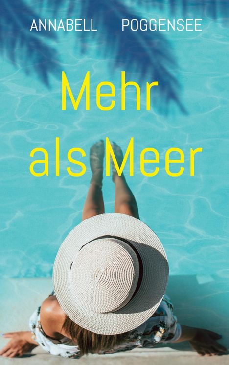 "Mehr als Meer" in Gelb. Frau mit Strohhut sitzt am Poolrand, Beine im Wasser, Hintergrund blaues Wasser.