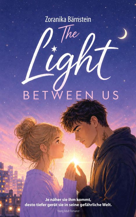 Text: "Zoranika Bärnstein, The Light Between Us. Je näher sie ihm kommt, desto tiefer gerät sie in seine gefährliche Welt." Illustration von einem Paar bei Sonnenuntergang mit einem Licht zwischen ihnen.