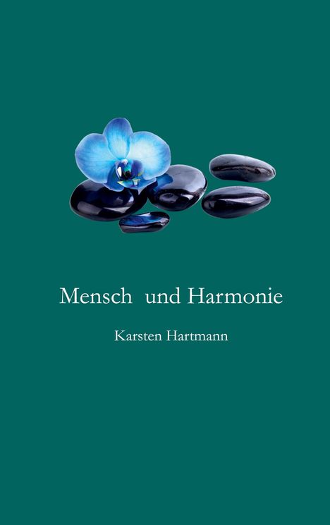 Text: "Mensch und Harmonie", "Karsten Hartmann". Eine blaue Blume liegt auf glatten, schwarzen Steinen vor grünem Hintergrund.