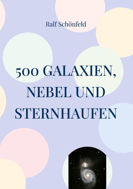 „500 GALAXIEN, NEBEL UND STERNHAUFEN“ steht in großer Schrift. Hintergrund mit bunten Kreisen und kleinem Galaxiebild.