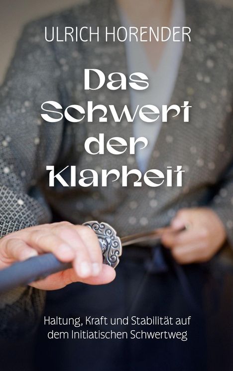 „Das Schwert der Klarheit“ zeigt Hände, die ein samuraiähnliches Schwert mit kunstvollem Griff halten. Kleidung mit Muster.