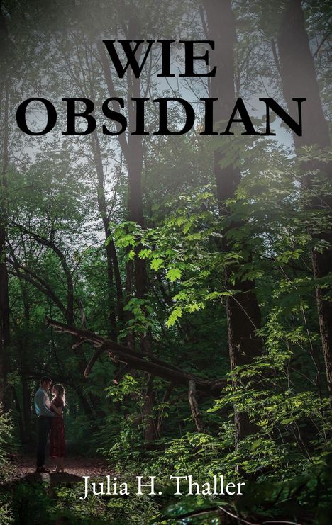 Text: "WIE OBSIDIAN" und "Julia H. Thaller". Ein Paar steht in einem sonnendurchfluteten Wald, umgeben von grünen Bäumen.