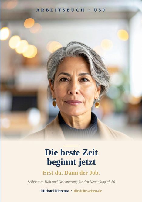ARBEITSBUCH Ü50, Die beste Zeit beginnt jetzt. Frau mittleren Alters mit kurzen grauen Haaren, Hintergrund unscharf.
