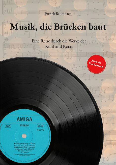 "Musik, die Brücken baut" von Patrick Baumbach. Schallplatte mit blauem Label, roter Button: "Jetzt als Taschenbuch". Hintergrund aus Noten.