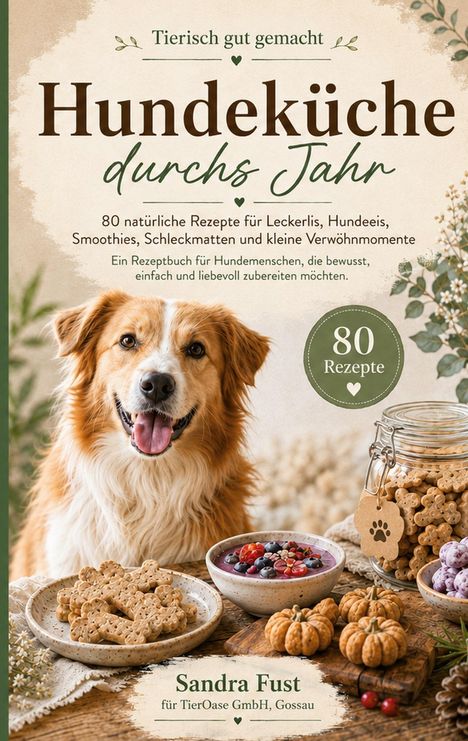 "Tierisch gut gemacht - Hundeküche durchs Jahr." Ein fröhlicher Hund neben Plätzchen und Beeren in Schalen.