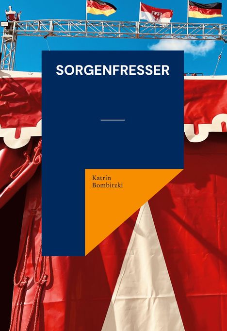 SORGENFRESSER, Katrin Bombitzki. Roter Zeltstoff, darüber Fahnen und ein kleines Podest mit einer Figur.