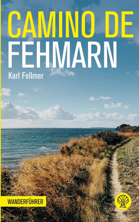 „CAMINO DE FEHMARN“ in großen gelben und weißen Buchstaben, darunter „Karl Fellmer“. Pfad entlang der Küste, blauer Himmel.