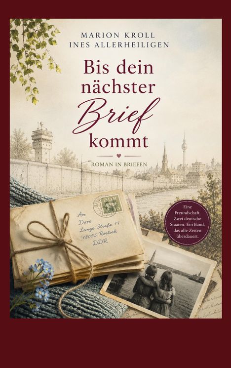 Buchtitel: "Bis dein nächster Brief kommt". Alte Briefe, zärtliche Umarmung in Schwarz-Weiß, Hintergrund mit Berliner Skyline.