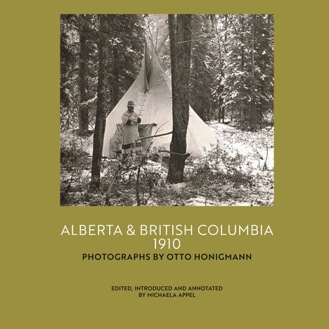 ALBERTA & BRITISH COLUMBIA 1910, Fotografien von Otto Honigmann, bearbeitet von Michaela Appel. Schwarz-Weiß-Foto: Mann vor Tipi im Wald.