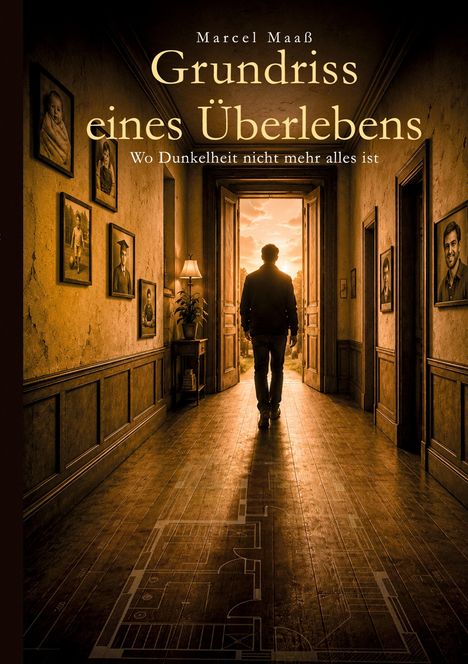 "Marcel Maaß: Grundriss eines Überlebens. Wo Dunkelheit nicht mehr alles ist." Ein Mann geht einen Flur voller Porträts entlang.