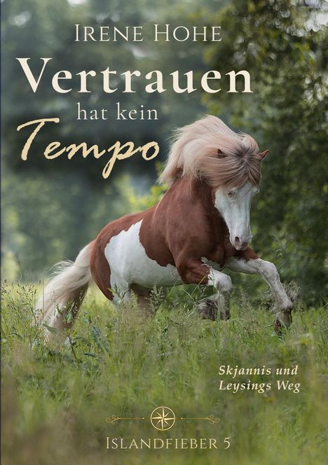 „Irene Hohe Vertrauen hat kein Tempo. Skjannis und Leysings Weg. Islandfieber 5.” Ein springendes Pferd auf einer Wiese.