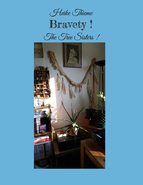 Oben steht "Heike Thieme Bravety! The Tree Sisters!" Vor einer Wand mit Dekoration: Bild, Girlande, Regal und Pflanzen.