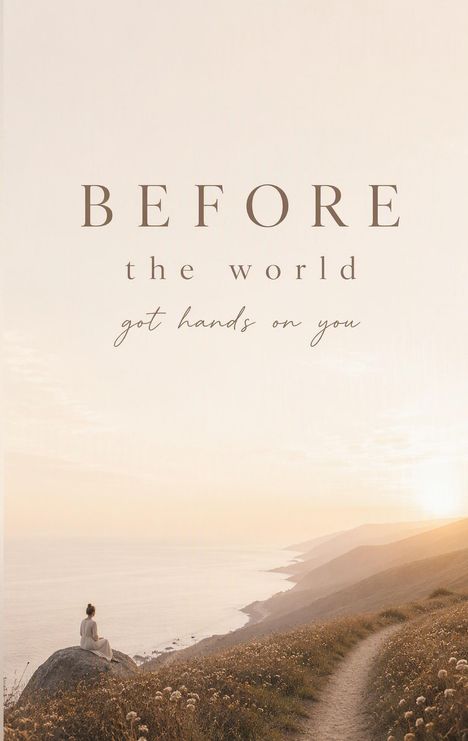 "BEFORE the world got hands on you." Eine Person sitzt auf einem Felsen, mit Blick auf das Meer bei Sonnenuntergang.