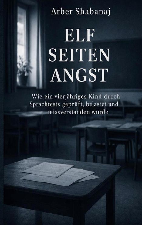 "Arber Shabanaj: ELF SEITEN ANGST" beschreibt Sprachtests eines Kindes, in einem dunklen Klassenzimmer mit Fenstern und Tischen.