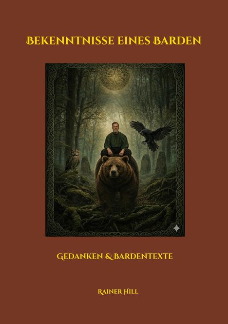 BEKENNTNISSE EINES BARDEN. Ein Mann sitzt auf einem Bären im Wald, umgeben von Eule und Rabe.