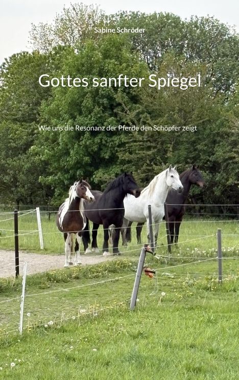 „Sabine Schröder. Gottes sanfter Spiegel. Wie uns die Resonanz der Pferde den Schöpfer zeigt.“ Vier Pferde auf einer Wiese.