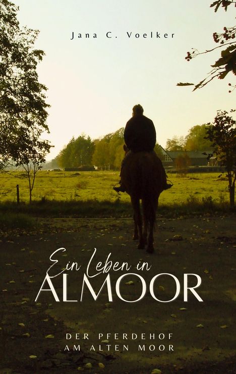 Jana C. Voelker, Ein Leben in Almoor, Der Pferdehof am Alten Moor. Silhouette einer Person auf einem Pferd vor ländlicher Kulisse.