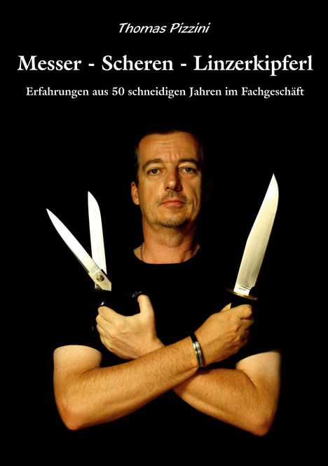 „Messer - Scheren - Linzerkipferl“; Mann hält eine große Schere und ein Messer vor schwarzem Hintergrund.