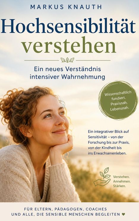 „Hochsensibilität verstehen“ von Markus Knauth. Eine Frau schaut lächelnd in die Ferne bei Sonnenuntergang.
