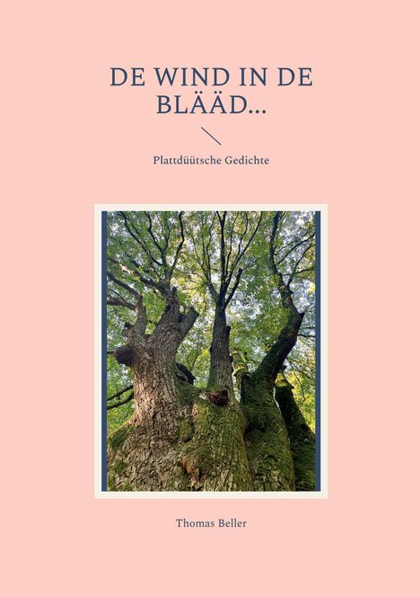 "DE WIND IN DE BLÄÄD... Plattdüütsche Gedichte" oben, "Thomas Beller" unten. Mittig das Foto von drei alten Bäumen.