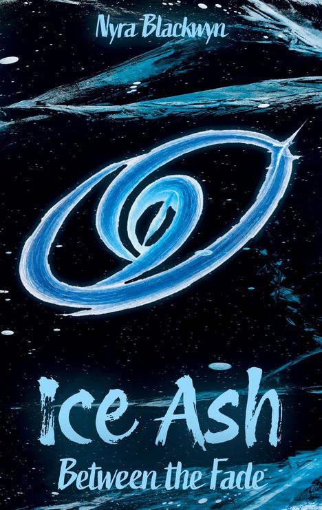 "Nyra Blackwyn", "Ice Ash", "Between the Fade". Eine Illustration mit blauen, abstrakten Formen und einem Ovalsymbol.