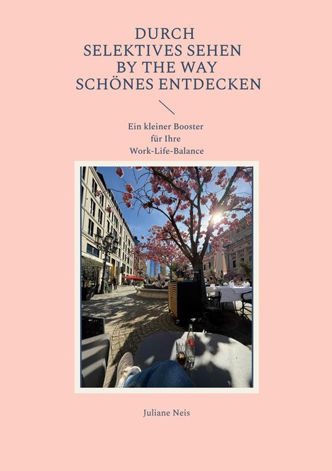 "DURCH SELEKTIVES SEHEN BY THE WAY SCHÖNES ENTDECKEN" erscheint oben. Foto: Blütenbäume in einer sonnigen Straßenszene.