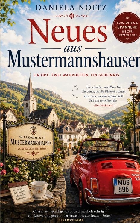 Ein roter Fiat auf Kopfsteinpflaster vor einer malerischen Kleinstadt mit Fachwerkhäusern und Kirche im Hintergrund.