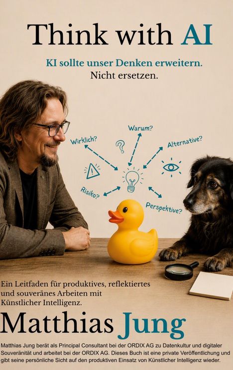 "Think with AI. KI sollte unser Denken erweitern. Nicht ersetzen." Ein Mann lächelt eine gelbe Gummiente an.