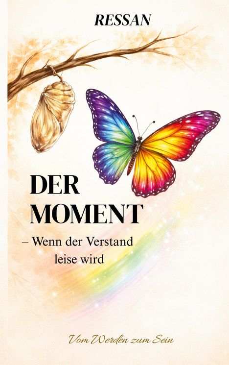 „DER MOMENT – Wenn der Verstand leise wird“. Bunter Schmetterling neben Kokon auf Zweig.