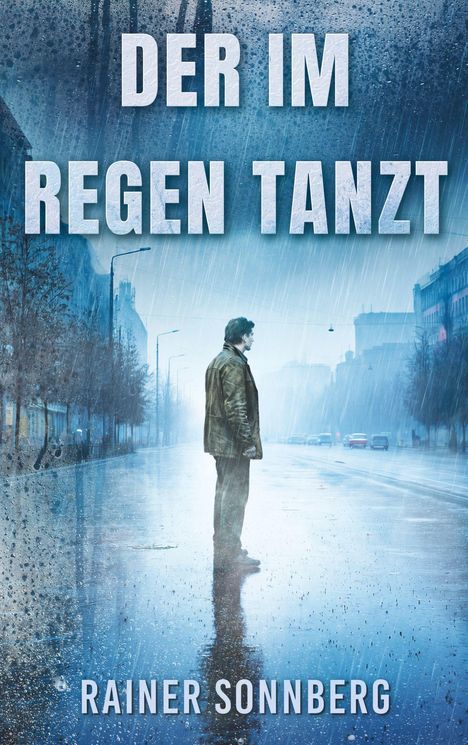 „DER IM REGEN TANZT“, „RAINER SONNBERG“. Ein Mann steht auf einer regnerischen, leeren Straße in blauem Licht.