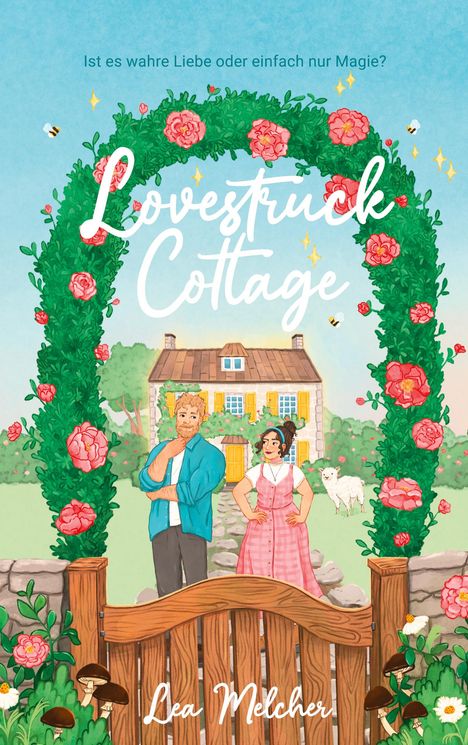 "Lovestruck Cottage" steht in weißer Schrift auf einem Blumenbogen. Darunter ein Mann, eine Frau und ein Schaf vor einem Cottage.