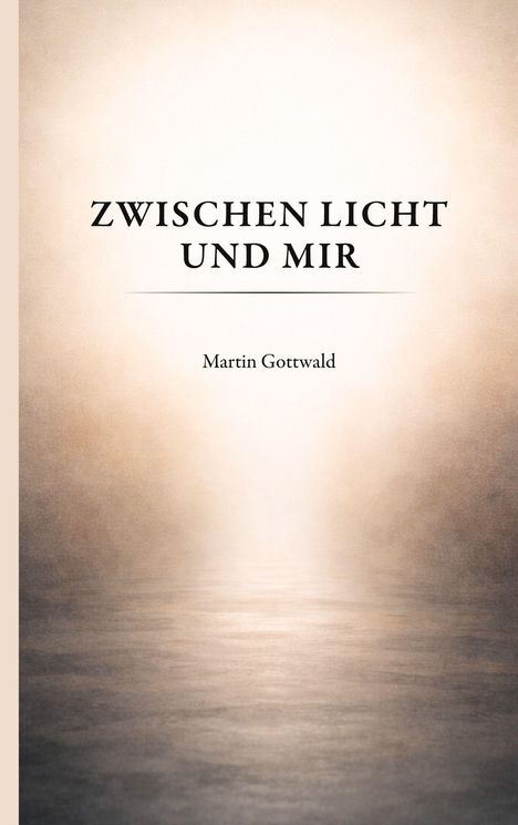 "ZWISCHEN LICHT UND MIR" und "Martin Gottwald". Diffuses Licht in nebliger Atmosphäre, ruhige Wasseroberfläche.
