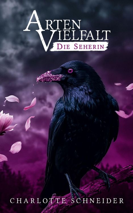 „Arten Vielfalt: Die Seherin“. Ein Rabe mit glitzerndem Schnabel, lila Blütenblätter im Hintergrund. Autorin: Charlotte Schneider.