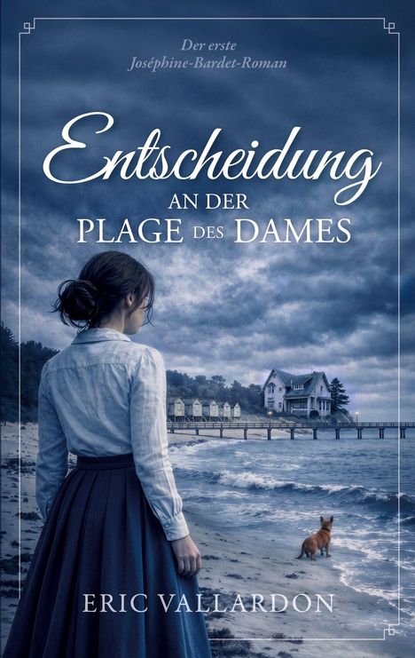 „Entscheidung an der Plage des Dames“ – Frau am Strand blickt aufs Meer, ein Hund dabei; im Hintergrund Häuser und Steg.