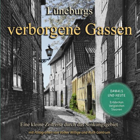 Text: "Lüneburgs verborgene Gassen. Eine kleine Zeitreise durch das Senkungsgebiet. DAMALS UND HEUTE. Entdecken Vergleichen Staunen." Engelgassen in Lüneburg. Kopfsteinpflaster, Fachwerkhäuser, ein Baum.