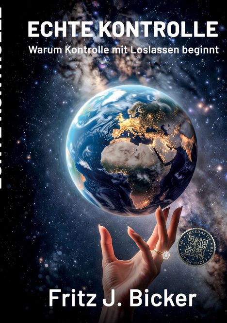 Titel: "ECHTE KONTROLLE". Untertitel: "Warum Kontrolle mit Loslassen beginnt". Autor: Fritz J. Bicker. Hand hält Erde im Weltraum.