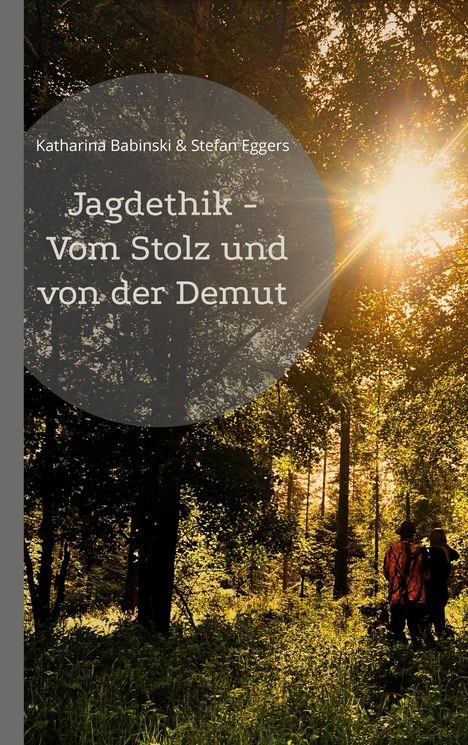 "Jagdethik – Vom Stolz und von der Demut" von Katharina Babinski & Stefan Eggers. Sonne strahlt durch dichten Wald.
